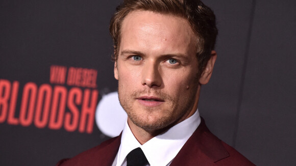 Sam Heughan (Outlander) sait tuer quelqu'un avec... un téléphone (et ça l'effraie)