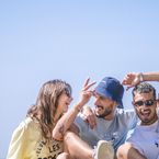 JULES x Club Pétanque : Julien Geloën et Chloe Lemn vous emmènent en vacances entre potes