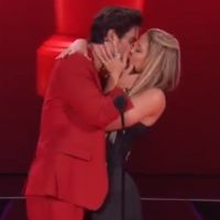Chase Stokes et Madelyn Cline : un bisou sur scène après avoir remporté le prix du meilleur baiser