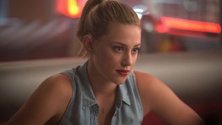 Lili Reinhart : interdiction de la regarder dans les yeux sur le tournage de Riverdale ? Elle réagit