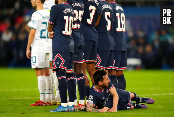 Lionel Messi allongé au sol lors de la rencontre PSG - Manchester City le 28 septembre 2021