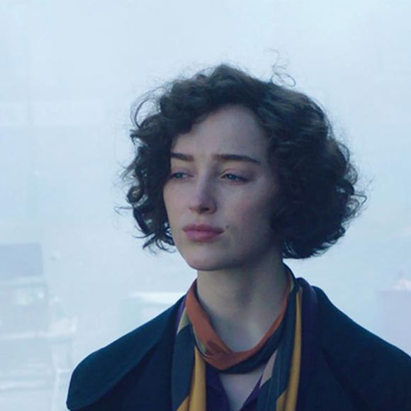 Phoebe Dynevor dans le film The Colour Room