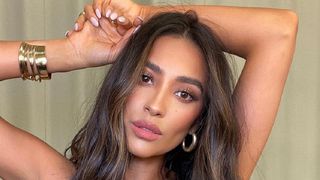 Shay Mitchell enceinte de son deuxième enfant : elle dévoile son baby bump