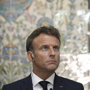 Emmanuel Macron insulté par un DJ en slip au Touquet