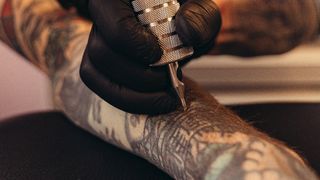 Un tatouage sans douleur ni saignement ? Ce patch magique pourrait tout révolutionner