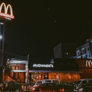La légende devient réalité : Mcdo lance sa carte McGold pour manger gratuitement et à vie des burgers