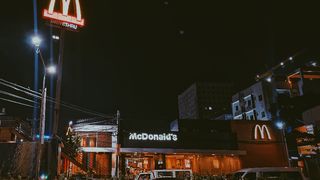 La légende devient réalité : Mcdo lance sa carte McGold pour manger gratuitement et à vie des burgers