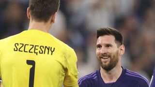 "Il n'en a pas besoin" : le gardien de la Pologne parie de l'argent avec Lionel Messi en plein match, mais il refuse de payer