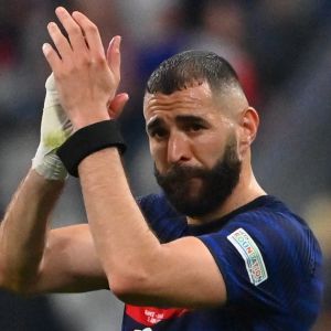 "Il avait un flingue sur la temps" : Karim Benzema soutient ENFIN l'Equipe de France au Qatar, les supporters n'y croient pas