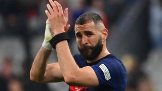 "Il avait un flingue sur la tempe" : Karim Benzema soutient ENFIN l'Equipe de France au Qatar, les supporters n'y croient pas