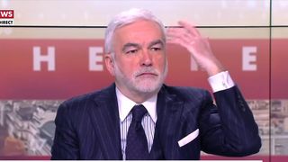 "Je ne suis pas là pour me battre" : un chroniqueur de L'heure des pros fait halluciner Pascal Praud, "Faîtes pas l'enfant..."