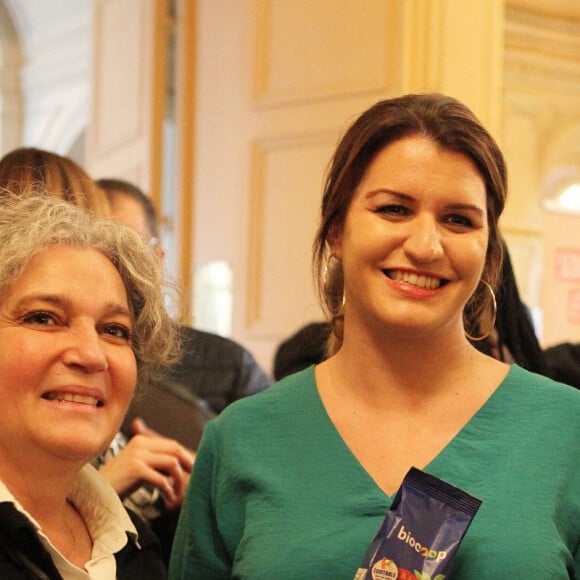 Marlène Schiappa, secrétaire d'Etat, chargée de l’Économie sociale et solidaire et de la Vie associative, inaugure le 1er marché de Noël durable et responsable à Paris, France, le 7 décembre 2022. © Jonathan Rebboah/Panoramic/Bestimage 