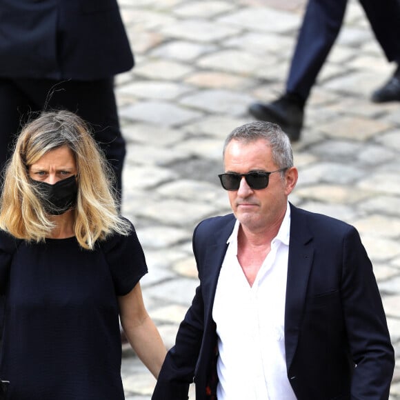 Christophe Dechavanne et sa compagne Elena Foïs lors de la cérémonie d’hommage national à Jean-Paul Belmondo à l’Hôtel des Invalides à Paris, France, le 9 septembre 2021. © Dominique Jacovides/Bestimage  Ceremony of national tribute to French actor Jean-Paul Belmondo at the Hotel des Invalides in Paris, France, on September 9, 2021 