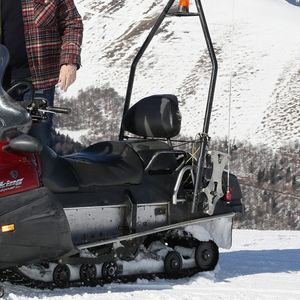 Jean-Luc Reichmann découvre la station de Luchon et rencontre de jeunes skieurs. Il présente sa série " Leo Mattéi, brigade des mineurs" lors de la 25ème Edition du Festival TV de Luchon, France. Le 4 Fevrier 2023. © Patrick Bernard / Bestimage  