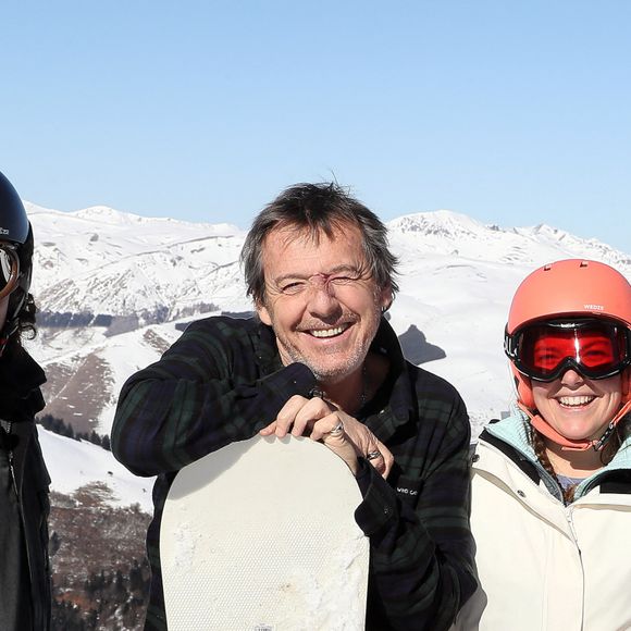 Jean-Luc Reichmann découvre la station de Luchon et rencontre de jeunes skieurs. Il présente sa série " Leo Mattéi, brigade des mineurs" lors de la 25ème Edition du Festival TV de Luchon, France. Le 4 Fevrier 2023. © Patrick Bernard / Bestimage  