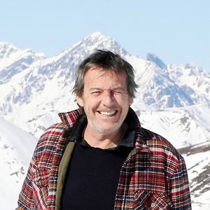 Jean-Luc Reichmann découvre la station de Luchon et rencontre de jeunes skieurs. Il présente sa série " Leo Mattéi, brigade des mineurs" lors de la 25ème Edition du Festival TV de Luchon, France. Le 4 Fevrier 2023. © Patrick Bernard / Bestimage  