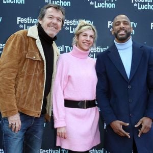 Jean-Luc Reichmann, Juliette Tresanini et Stomy Bugsy - Photocall de la série "Léo Mattéi, brigade des mineurs" lors de la 25ème Edition du Festival TV de Luchon. Le 4 février 2023 © Patrick Bernard / Bestimage  