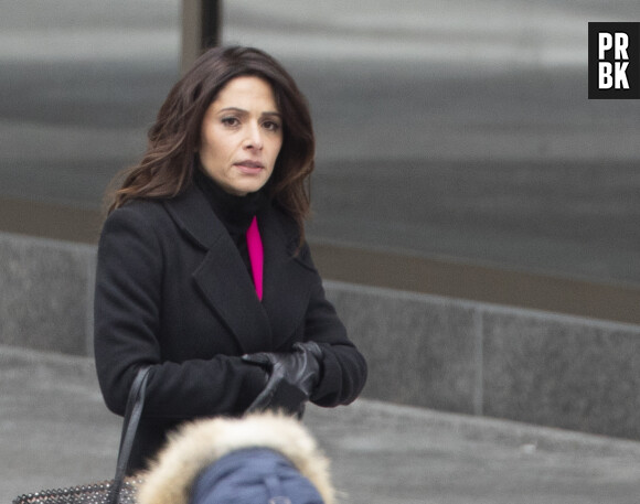 Exclusif - Sarah Shahi et Mike Vogel tournent la nouvelle saison de la série à succès "Sex/Life" à Toronto, le 28 février 2022.  Exclusive - Sarah Shahi is spotted on the Toronto set of her popular Netflix show Sex/Life with co-star Mike Vogel. Sarah and Mike, play husband and wife, Billie Connelly and Cooper Connelly. In the scene the couple look like they're having a tough time getting along. February 28th, 2022. 