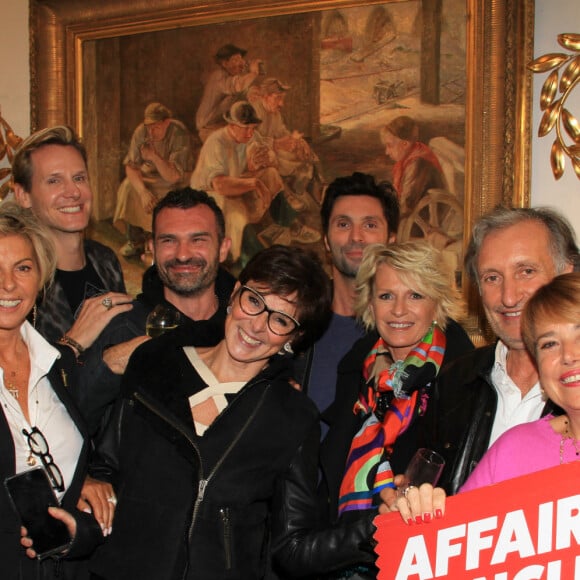 Exclusif - Caroline Margeridon, Sophie Davant, sa fille Valentine et les acheteurs de “Affaire Conclue” - Fête des puces de St Ouen au marché Biron avec les acheteurs de l'émission "Affaire conclue" le 6 octobre 2022. © Philippe Baldini / Bestimage  Exclusif - No web en Suisse / Belgique 