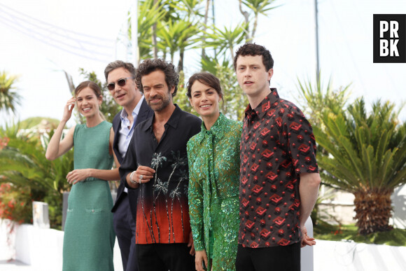 Matilda Lutz, Michel Hazanavicius, Romain Duris, Bérénice Bejo, Finnegan Oldfield - Photocall du film "Coupez ! (Final Cut )" lors du 75e festival annuel du film de Cannes au Palais des Festivals le 18 mai 2022 à Cannes, France. © Dominique Jacovides/Bestimage


