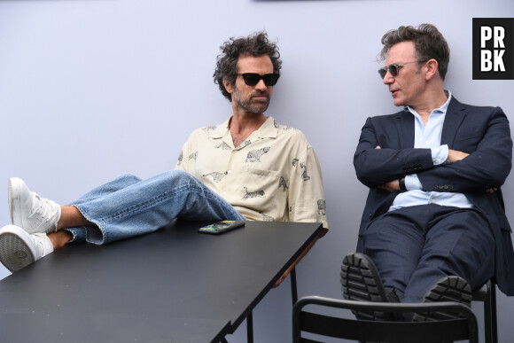 Le réalisateur Michel Hazanavicius et Romain Duris - L'équipe du film "Coupez", présenté hors compétition en ouverture du 75 ème festival de Cannes, pose sur la terrasse Unifrance. Le 17 mai 2022.


