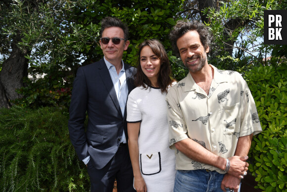 Le réalisateur Michel Hazanavicius, Bérénice Bejo et Romain Duris - L'équipe du film "Coupez", présenté hors compétition en ouverture du 75 ème festival de Cannes, pose sur la terrasse Unifrance. Le 17 mai 2022.


