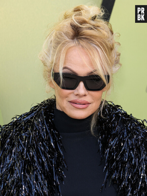 Pamela Anderson - Les célébrités au défilé de mode automne-hiver 2023/2024 "The Versace" au Pacific Design Center à Los Angeles, le 9 mars 2023.  Versace Fall/Winter 2023 Fashion Show held at the Pacific Design Center in West Hollywood. March 9th, 2023. 