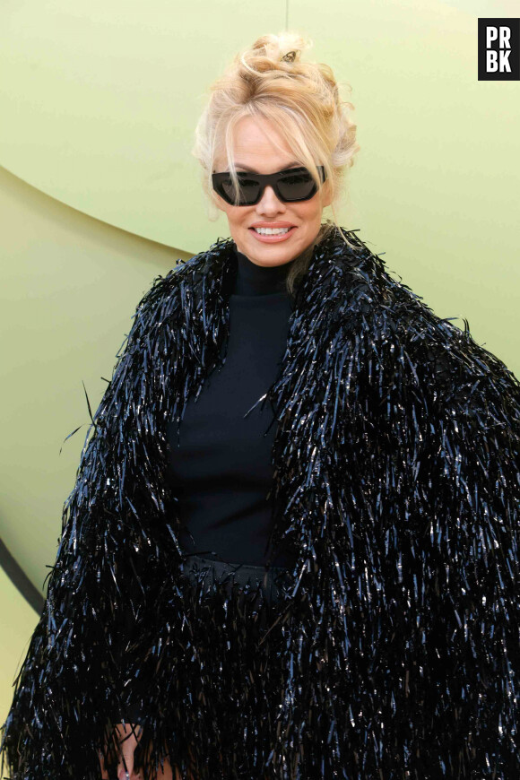 Pamela Anderson - People au défilé de mode automne-hiver 2023/2024 "The Versace" au Pacific Design Center à Los Angeles. Le 9 mars 2023  Versace Los Angeles Fashion Week Fall/Winter 2023 Show at the Pacific Design Center in Los Angeles, California. On March 9, 2023. 