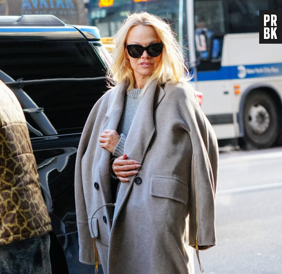 Exclusif - Pamela Anderson sort de son hôtel à New York le 3 février 2023.  New York, NY - EXCLUSIVE - Pamela Anderson steps out from her hotel with her son Brandon Thomas Lee in New York City while doing promo runs for her new memoir. Pictured: Pamela Anderson 