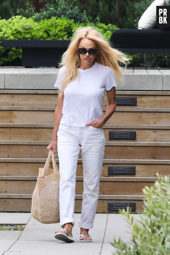 Exclusif - Pamela Anderson est allée faire du shopping à Malibu le 10 avril 2023.  EXCLUSIVE Malibu, CA - Pamela Anderson is feeling all white while shopping in Malibu! Pictured: Pamela Anderson 