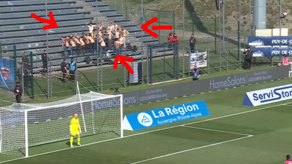 Des supporters d'Angers montrent leurs fesses pour déconcentrer le tireur de pénalty adverse, suffisant pour lui faire viser la lune ?
