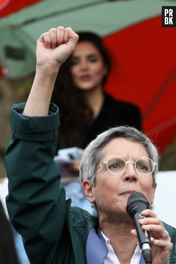 Sandrine Rousseau, députée EELV - Des personnes participent à un rassemblement de soutien aux femmes iraniennes à Paris, France, le 2 octobre 2022. Cette manifestation a lieu suite à la mort de Mahsa Amini, décédée en garde à vue après avoir été détenue par la police des mœurs iranienne, et de Hadis Najafi, abattue lors d'une manifestation en Iran. © Stéphane Lemouton/Bestimage