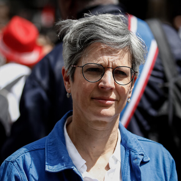 Sandrine Rousseau - Les soignants et les syndicats manifestent pour réclamer des hausses de salaires et d'effectifs devant le ministère de la Santé à Paris, le 7 juin 2022. © Aurélien Morissard / Panoramic / Bestimage