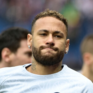 Que ce soit avec des célébrations ou des tifos, ils sont toujours à fond.
Echauffement - Neymar Jr ( 10 - PSG ) - lors du match de Ligue 1 Uber Eats "PSG - Lille (4-3)" au Parc des Princes, le 19 février 2023.


