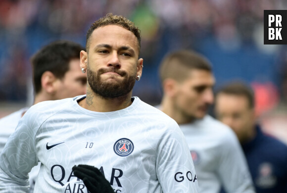 Que ce soit avec des célébrations ou des tifos, ils sont toujours à fond.
Echauffement - Neymar Jr ( 10 - PSG ) - lors du match de Ligue 1 Uber Eats "PSG - Lille (4-3)" au Parc des Princes, le 19 février 2023.



