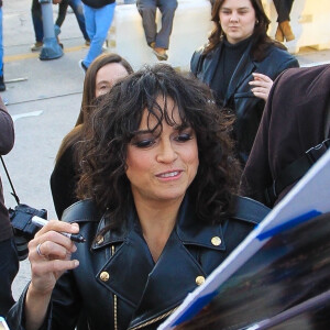 Michelle Rodriguez signe des autographes lors de l'avant-première du film "Donjons et Dragons : L'Honneur des voleurs" à Westwood le 26 mars 2023. 