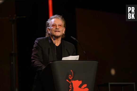 Bono - Bono remet à Steven Spielberg reçu un "Ours d'Or d'Honneur" pour l'ensemble de sa carrière lors de la 73ème édition du festival international du film de Berlin (La Berlinale 2023), le 21 février 2023.