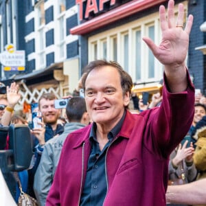 Quentin Tarantino quitte la librairie Athenaeum après une séance de dédicace à Amsterdam le 3 avril 2023. 