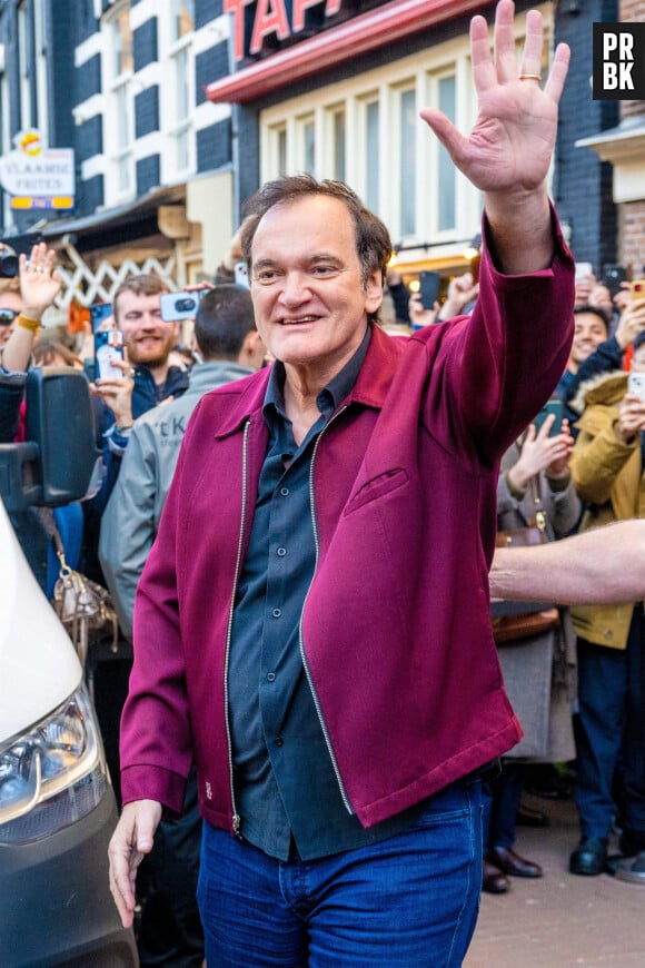 Quentin Tarantino quitte la librairie Athenaeum après une séance de dédicace à Amsterdam le 3 avril 2023. 