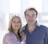 Helene Rolles et Patrick Puydebat (Les mystères de l'Amour) lors du photocall de 'CanneSeries ' Saison 6 au Palais des Festivals de Cannes le 15 Avril 2023. © Denis Guignebourg/Bestimage 