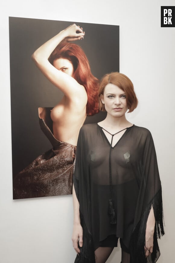 Elodie Frégé au vernissage de l'exposition "Amazones" de la photographe Sylvie Castioni à la galerie Duret à Paris. Le 2 mars 2023 © Jack Tribeca / Bestimage