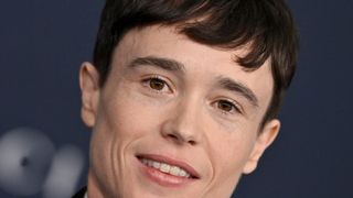 "Transjoie", "C'est tellement bon" : Elliot Page célèbre plus que jamais sa vie de star trans avec une photo torse nu, n'en déplaise aux transphobes