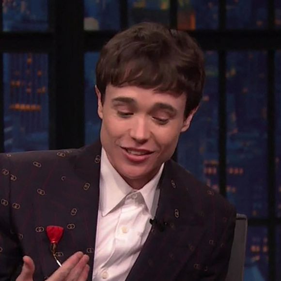 Elliot Page brille plutôt par sa discrétion aujourd'hui. Mais au-delà des caméras, la star trans de "Juno", "Inception" et "The Umbrella Academy" est la cible d'une haine beaucoup trop banalisée sur les réseaux. 
Elliot Page sur le plateau de l'émission "Late Night With Seth Meyers" à Los Angeles, le 22 juin 2022. 