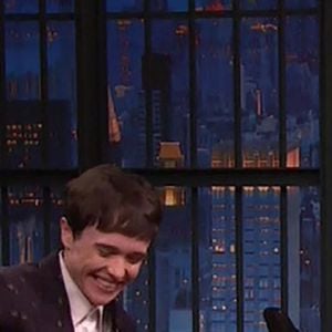 Elliot Page sur le plateau de l'émission "Late Night With Seth Meyers" à Los Angeles, le 22 juin 2022. 