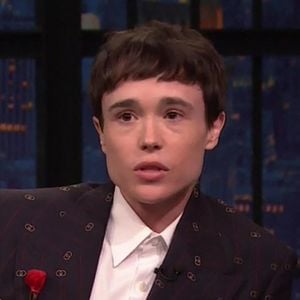 Elliot Page sur le plateau de l'émission "Late Night With Seth Meyers" à Los Angeles, le 22 juin 2022. 