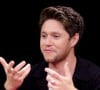 Niall Horan déguste les ailes de poulet piquantes sur le plateau de l'émission Hot Ones