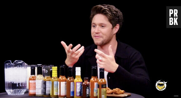 Niall Horan déguste les ailes de poulet piquantes sur le plateau de l'émission Hot Ones
