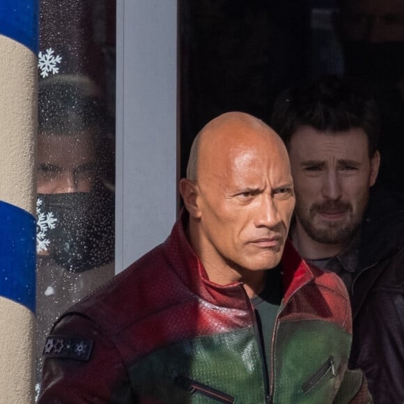 Exclusif - Dwayne Johnson et Chris Evans tournent la comédie de Noël "Red One" (Amazon) par une chaude journée à Atlanta, le 5 novembre 2022.