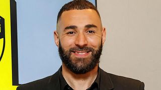 "Même Ronaldo n'a pas eu ça", "public payé pour être là" : l'hallucinante présentation de Karim Benzema en Arabie Saoudite choque les fans