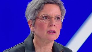 "A part se balader dans les rues..." : Cyril Hanouna enfonce Sandrine Rousseau après avoir été insultée par un vigneron